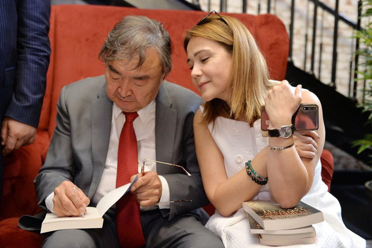 Великий казах Олжас Сулейменов в литературном Баку (ФОТО)