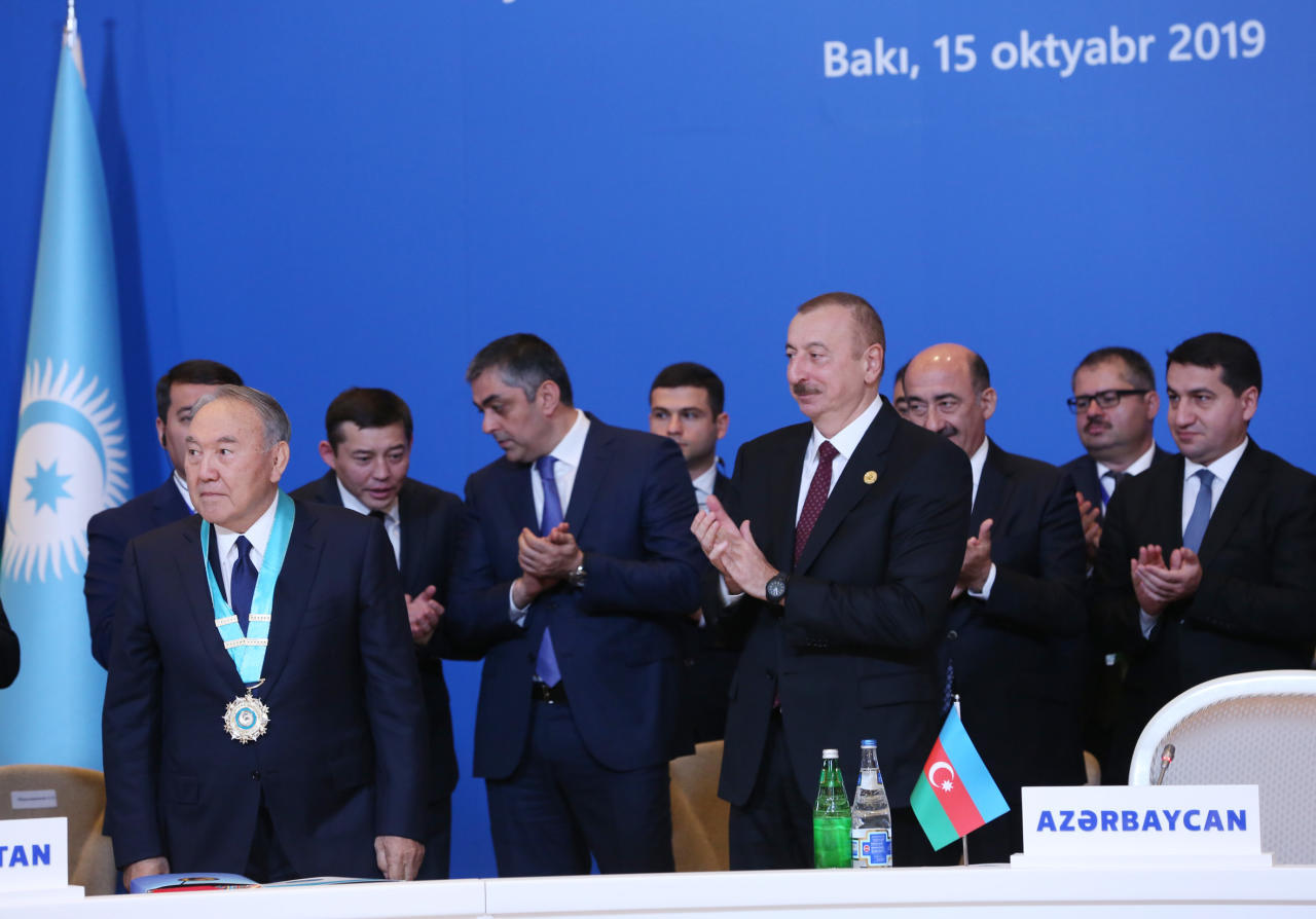 Президент Ильхам Алиев вручил Нурсултану Назарбаеву «Высший орден тюркского мира» (ФОТО)
