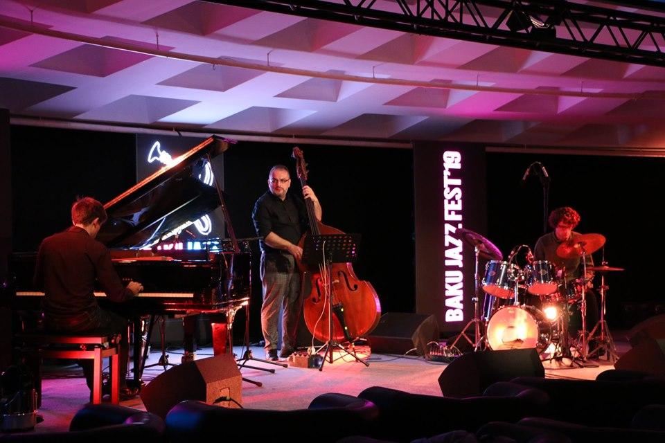 Своеобразный педагог-оркестр и Aron Talas Trio зажгли огни вечернего Баку (ФОТО)