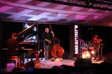 Своеобразный педагог-оркестр и Aron Talas Trio зажгли огни вечернего Баку (ФОТО)