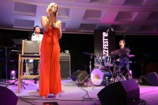 Красавица из Франции обворожила  бакинцев (ВИДЕО, ФОТО)