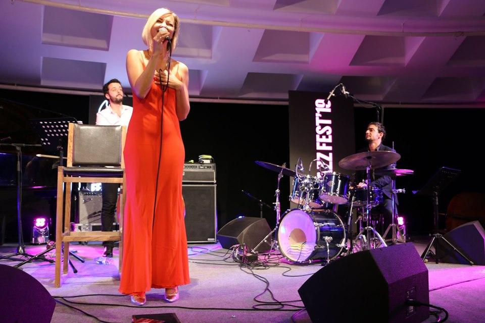 Красавица из Франции обворожила  бакинцев (ВИДЕО, ФОТО)