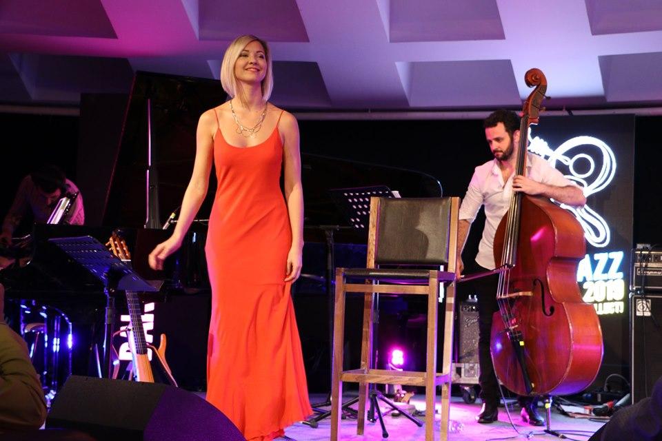 Красавица из Франции обворожила  бакинцев (ВИДЕО, ФОТО)