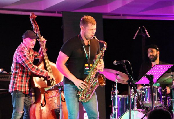 С саксофоном по центру Баку при +24 и с хорошим аппетитом (ФОТО, ВИДЕО)