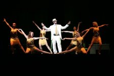 Мир криминального Чикаго и кабаре-шоу в Баку (ВИДЕО, ФОТО)