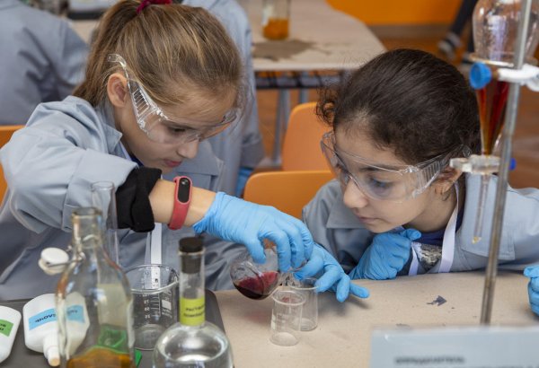 Умный Баку - как горит пламя в чистом кислороде и химические эксперименты (ФОТО)