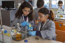 Умный Баку - как горит пламя в чистом кислороде и химические эксперименты (ФОТО)