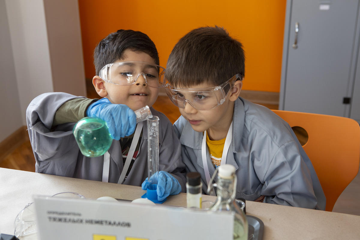 Умный Баку - как горит пламя в чистом кислороде и химические эксперименты (ФОТО)