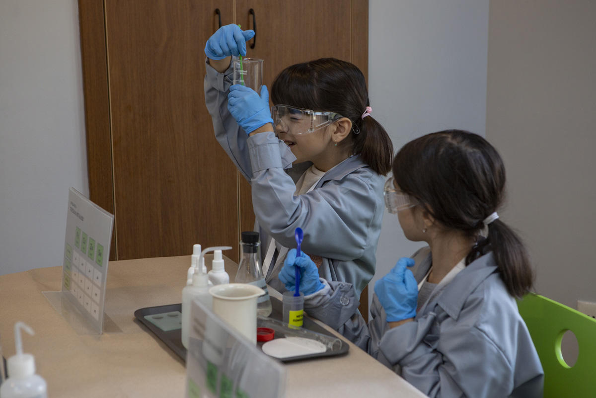 Умный Баку - как горит пламя в чистом кислороде и химические эксперименты (ФОТО)