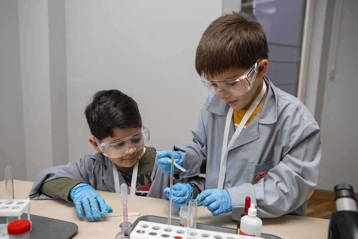 Умный Баку - как горит пламя в чистом кислороде и химические эксперименты (ФОТО)