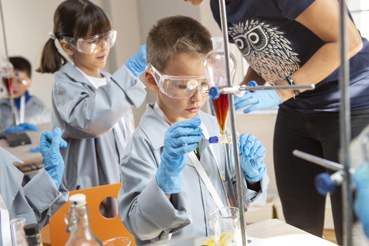 Умный Баку - как горит пламя в чистом кислороде и химические эксперименты (ФОТО)