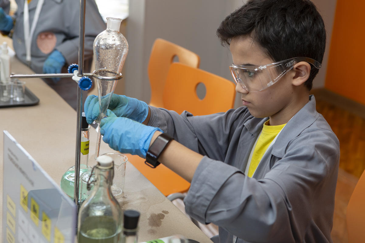 Умный Баку - как горит пламя в чистом кислороде и химические эксперименты (ФОТО)