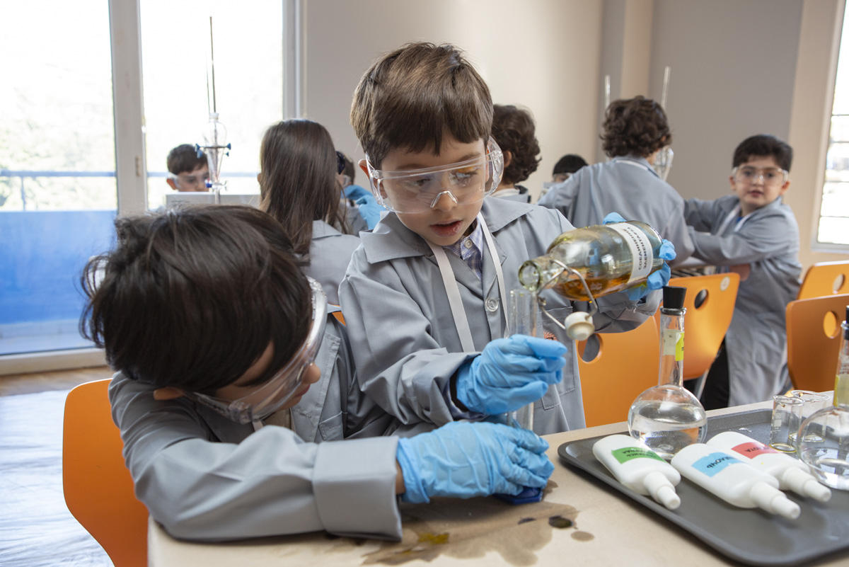 Умный Баку - как горит пламя в чистом кислороде и химические эксперименты (ФОТО)