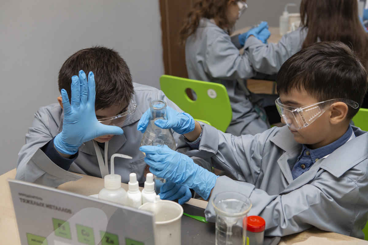 Умный Баку - как горит пламя в чистом кислороде и химические эксперименты (ФОТО)