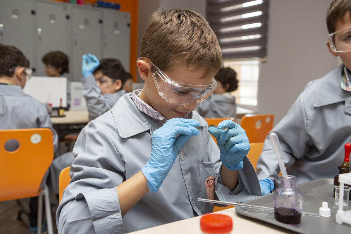 Умный Баку - как горит пламя в чистом кислороде и химические эксперименты (ФОТО)