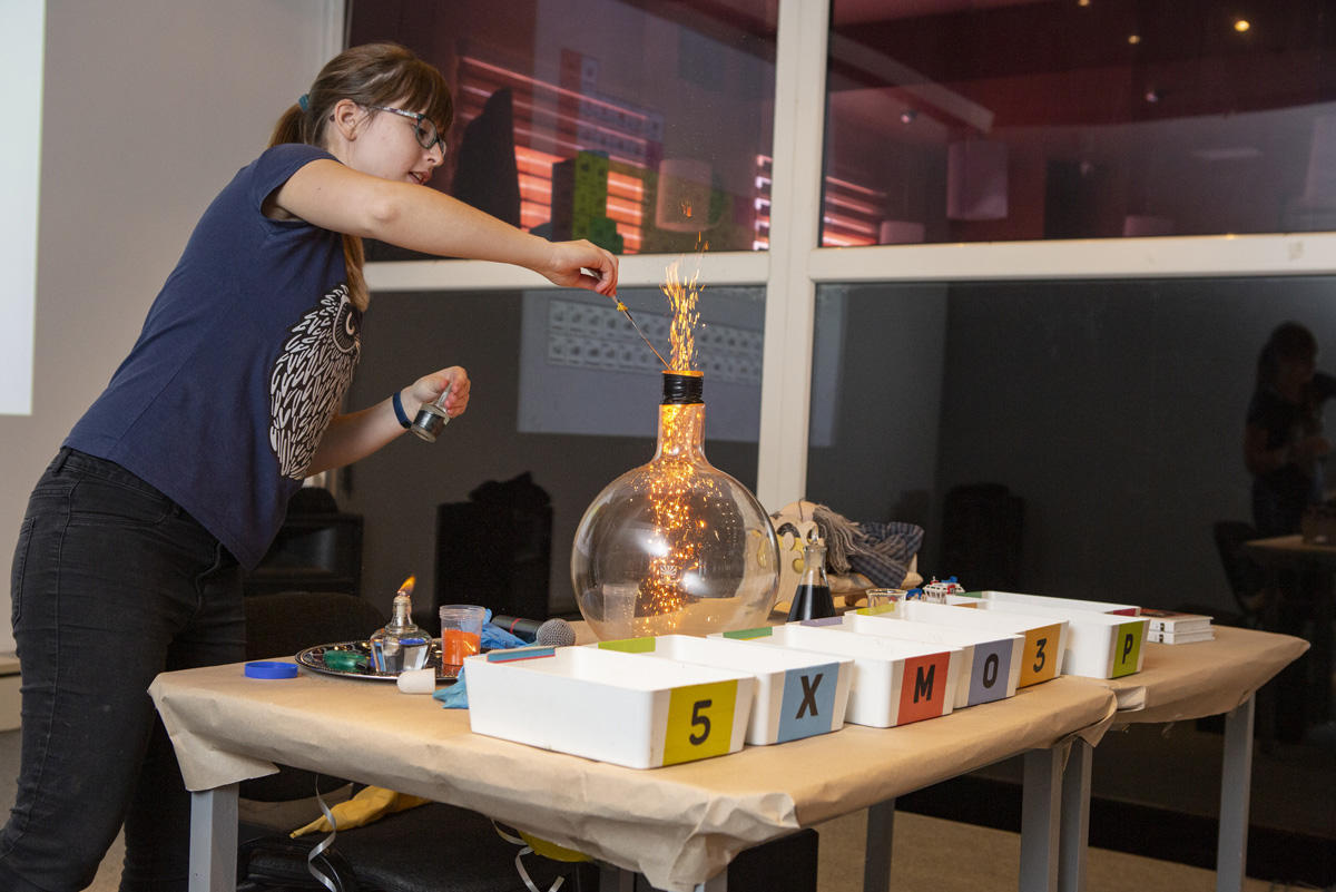 Умный Баку - как горит пламя в чистом кислороде и химические эксперименты (ФОТО)