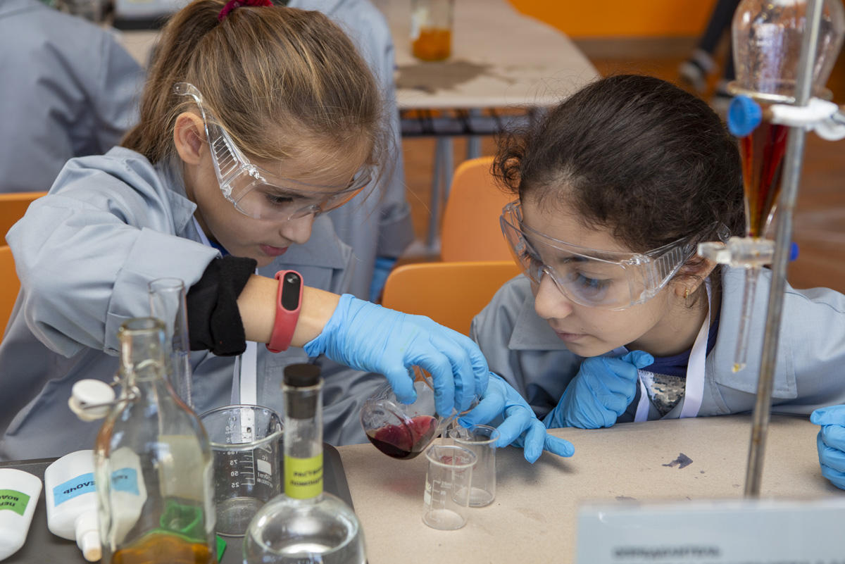 Умный Баку - как горит пламя в чистом кислороде и химические эксперименты (ФОТО)