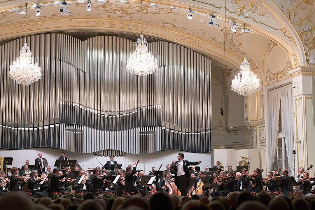 Эйюб Гулиев подарил партитуру сочинения Султана Гаджибекова оркестру Словакии (ФОТО)