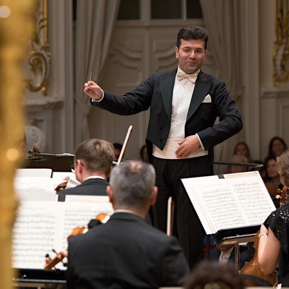 Эйюб Гулиев подарил партитуру сочинения Султана Гаджибекова оркестру Словакии (ФОТО)