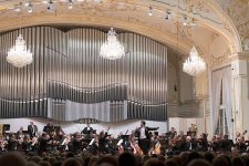 Эйюб Гулиев подарил партитуру сочинения Султана Гаджибекова оркестру Словакии (ФОТО)