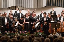 Эйюб Гулиев подарил партитуру сочинения Султана Гаджибекова оркестру Словакии (ФОТО)