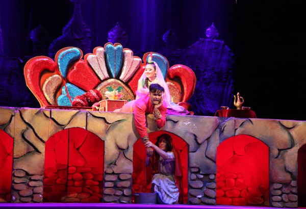 Радиоведущая, математик и переводчик дебютировала на сцене Азербайджанского театра (ВИДЕО, ФОТО)