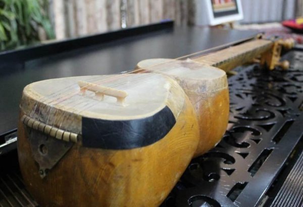 Азербайджанский тар подарен музею в Тбилиси