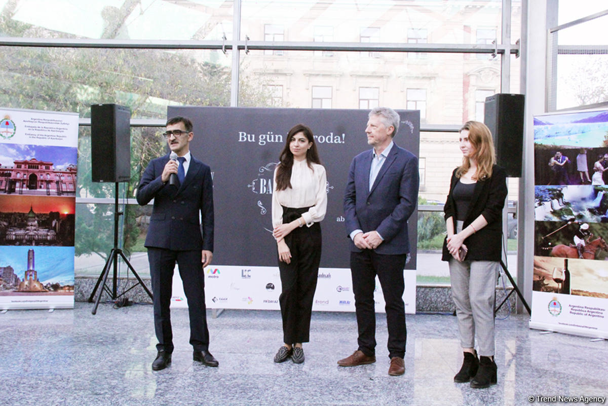 Необычное шоу в Бакинском метро – страстное Аргентинское танго (ВИДЕО, ФОТО)