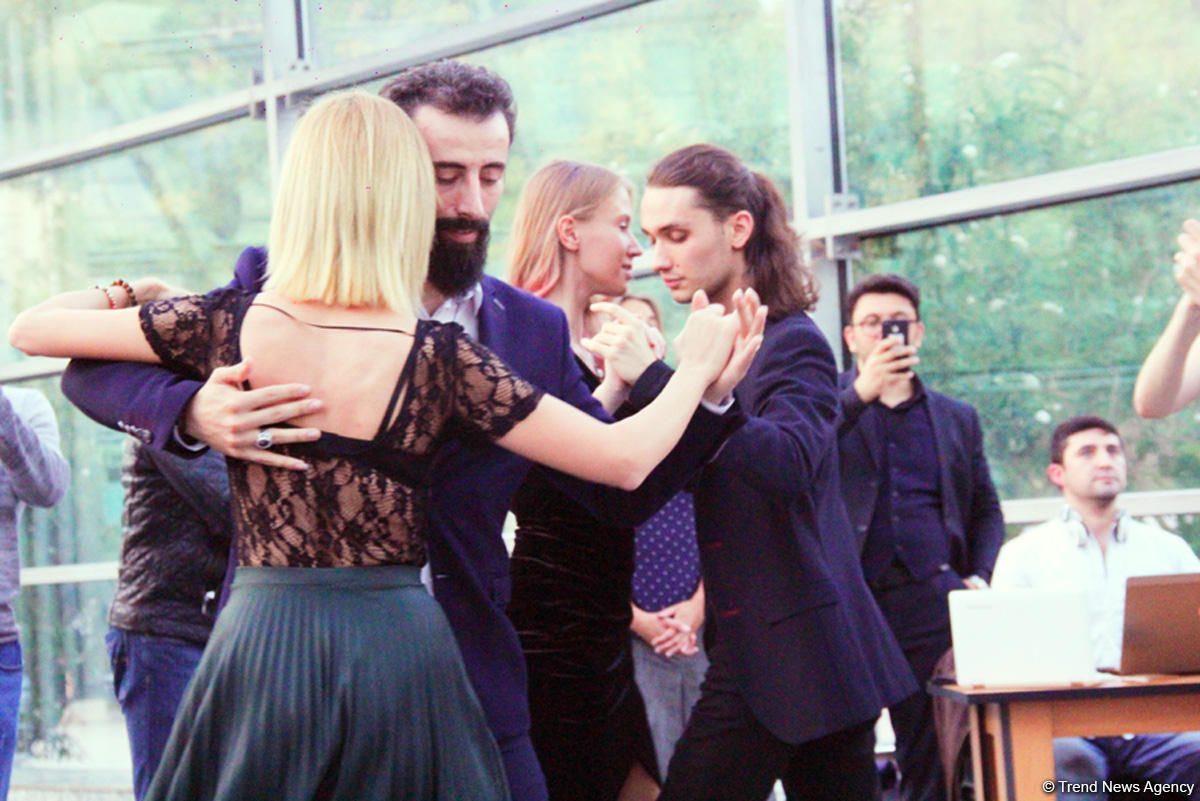 Необычное шоу в Бакинском метро – страстное Аргентинское танго (ВИДЕО, ФОТО)