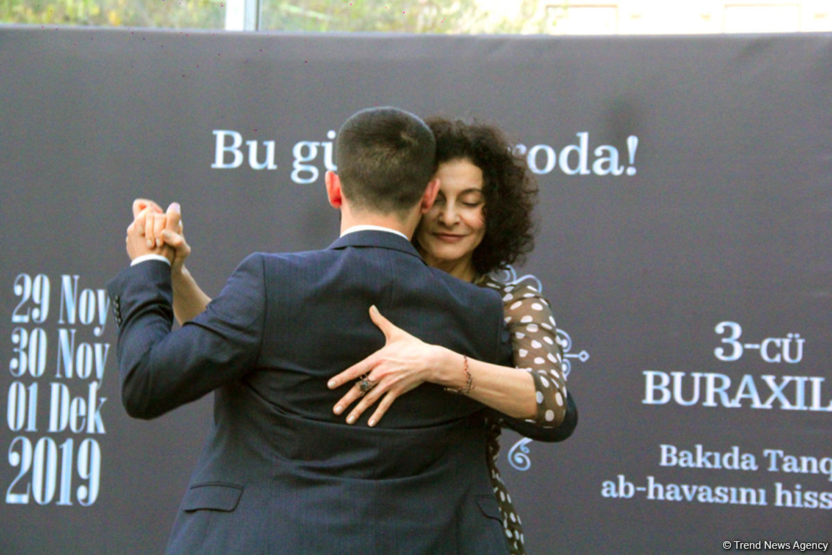 Необычное шоу в Бакинском метро – страстное Аргентинское танго (ВИДЕО, ФОТО)