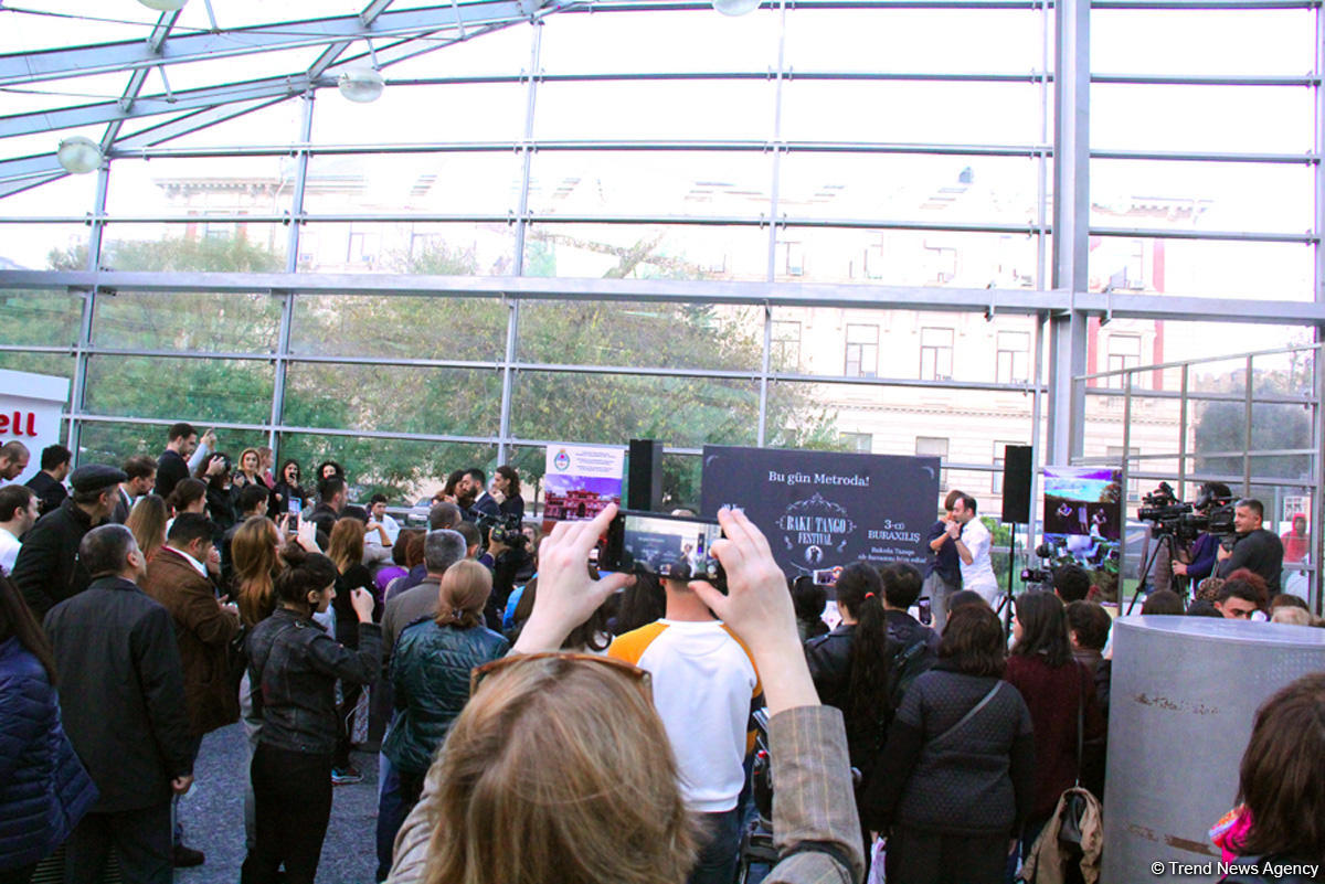 Необычное шоу в Бакинском метро – страстное Аргентинское танго (ВИДЕО, ФОТО)