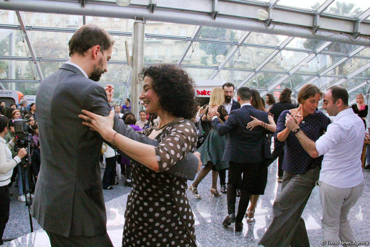 Необычное шоу в Бакинском метро – страстное Аргентинское танго (ВИДЕО, ФОТО)