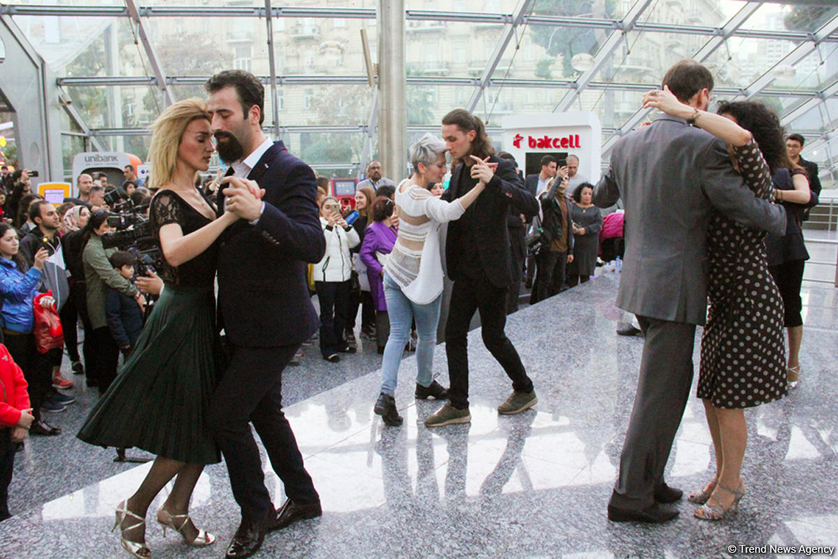 Необычное шоу в Бакинском метро – страстное Аргентинское танго (ВИДЕО, ФОТО)