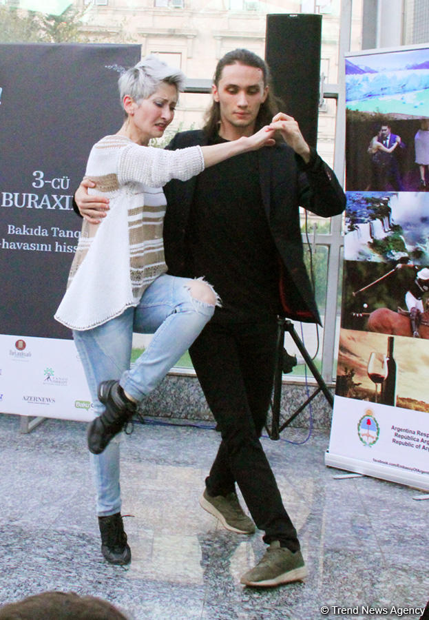 Необычное шоу в Бакинском метро – страстное Аргентинское танго (ВИДЕО, ФОТО)