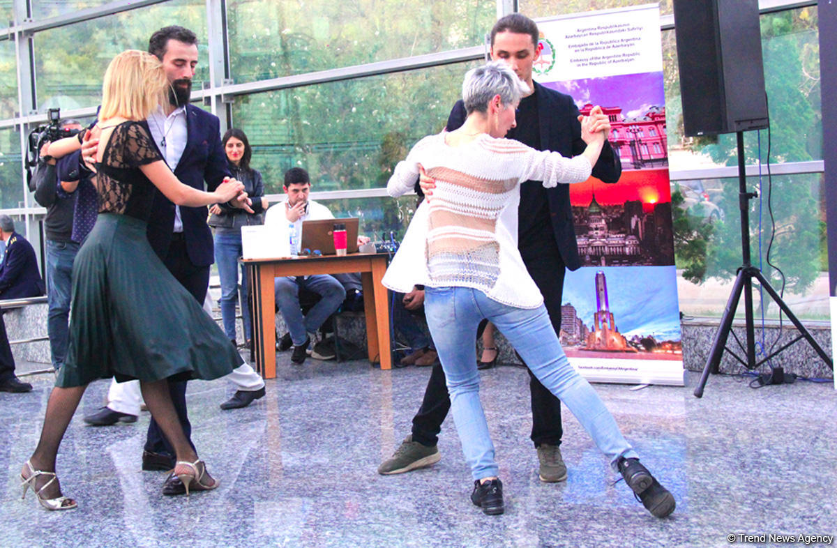 Необычное шоу в Бакинском метро – страстное Аргентинское танго (ВИДЕО, ФОТО)