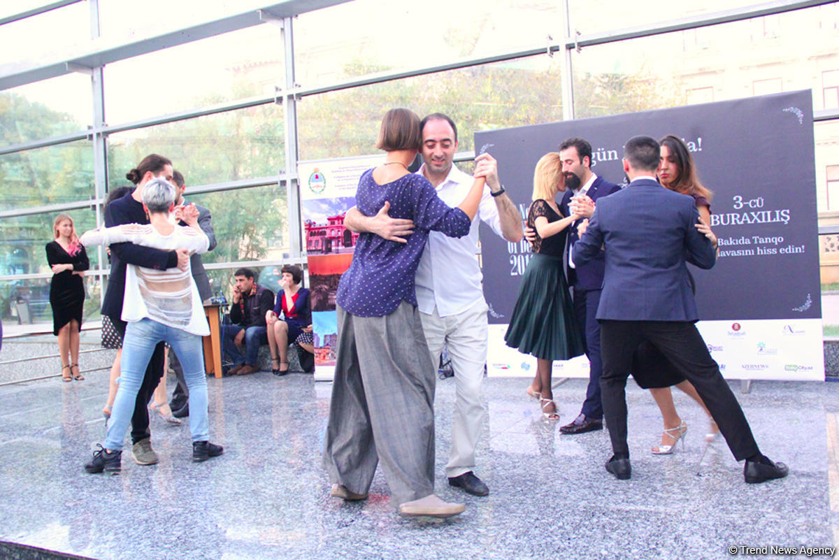 Необычное шоу в Бакинском метро – страстное Аргентинское танго (ВИДЕО, ФОТО)