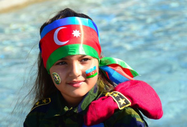 На Бакинском бульваре состоялось праздничное мероприятие по случаю Дня Государственного флага (Фоторепортаж)