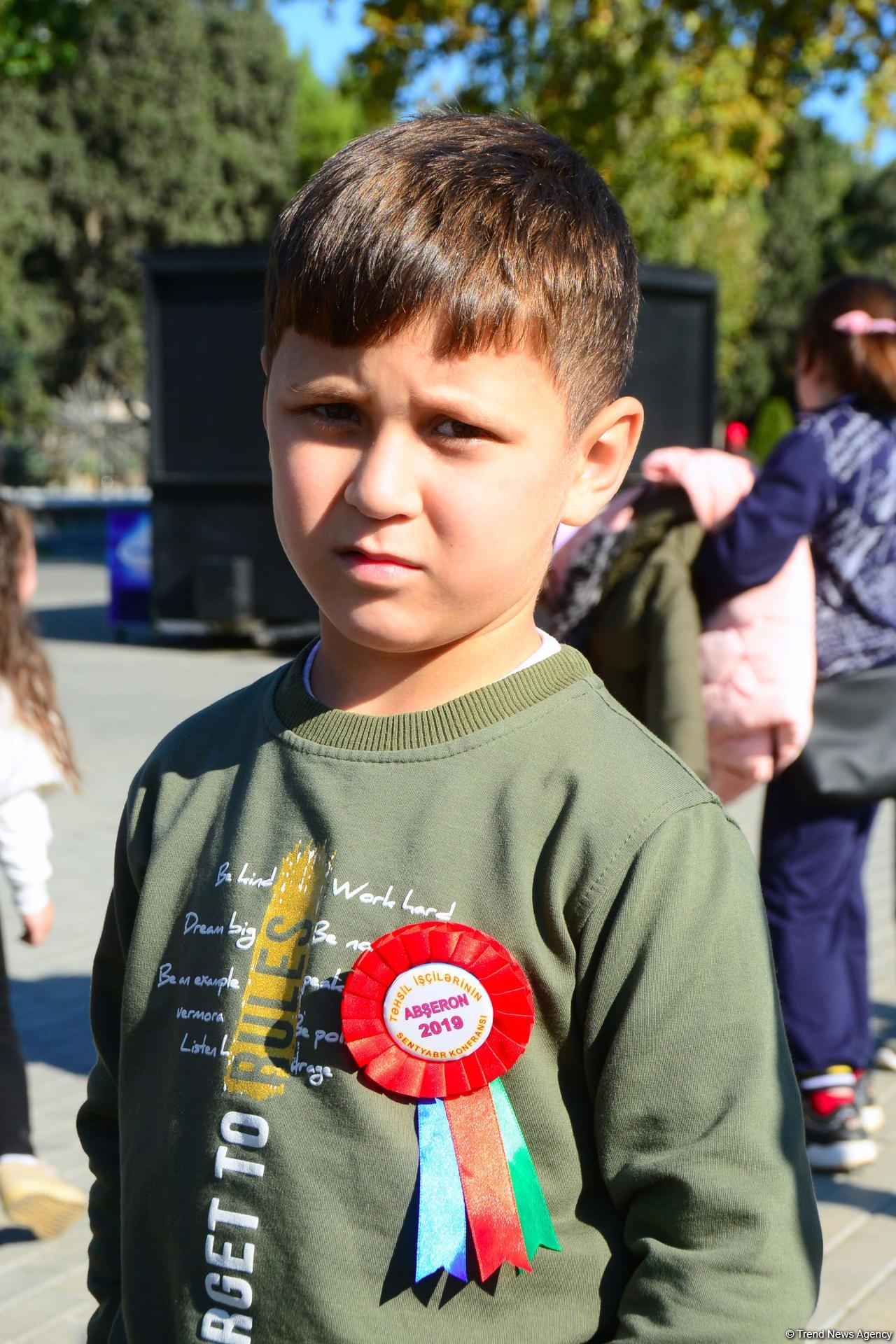 На Бакинском бульваре состоялось праздничное мероприятие по случаю Дня Государственного флага (Фоторепортаж)