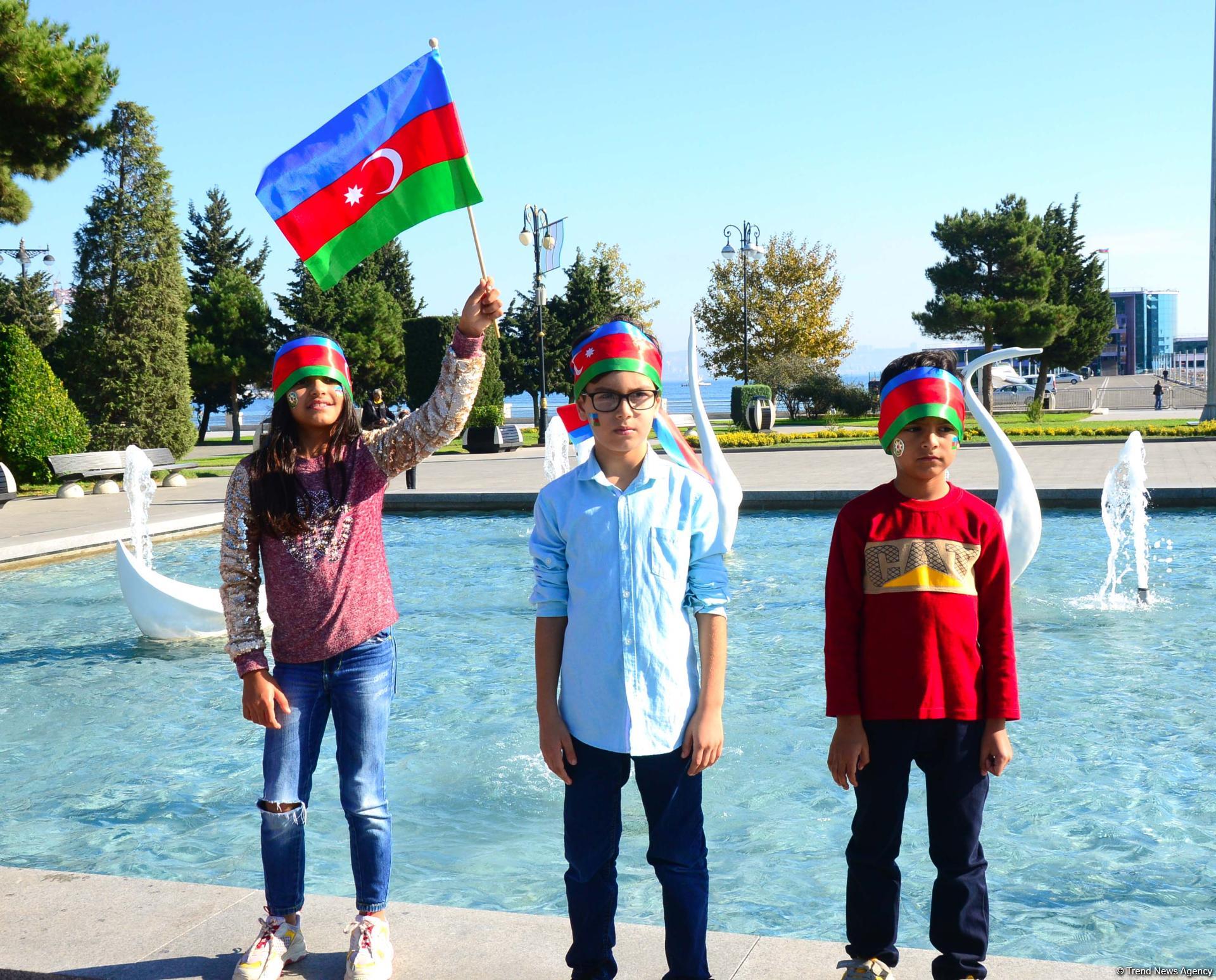 На Бакинском бульваре состоялось праздничное мероприятие по случаю Дня Государственного флага (Фоторепортаж)