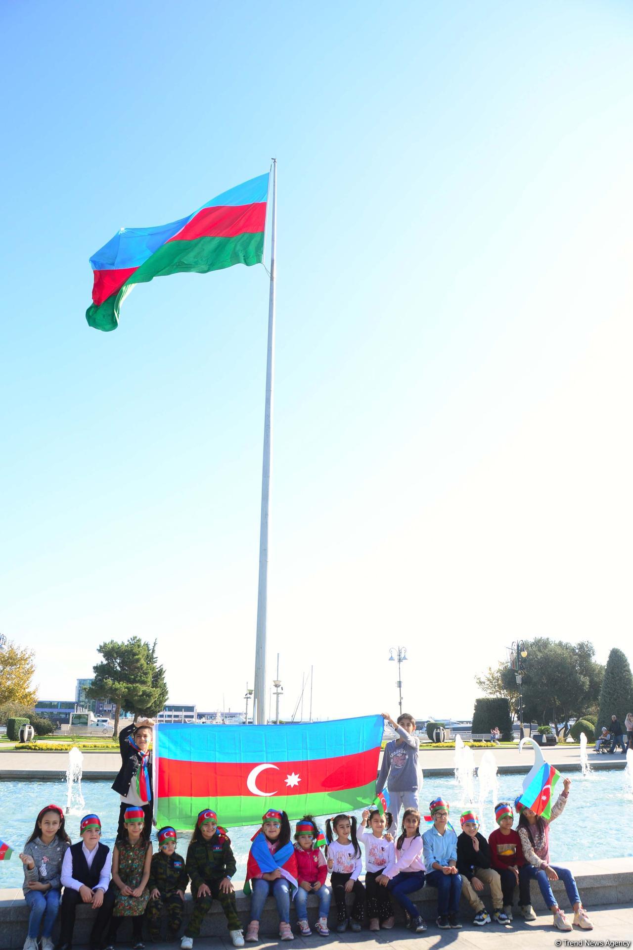 На Бакинском бульваре состоялось праздничное мероприятие по случаю Дня Государственного флага (Фоторепортаж)