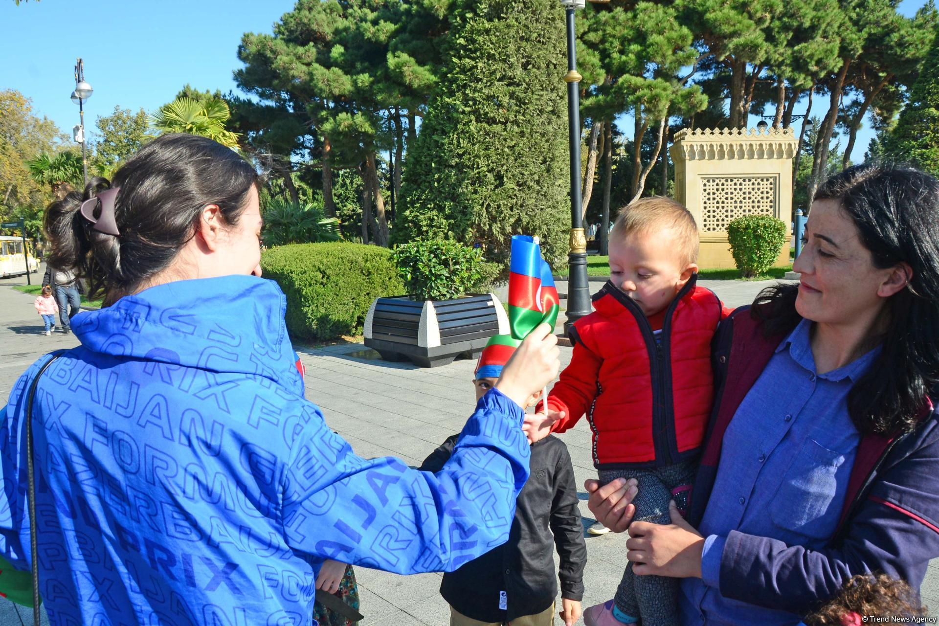 На Бакинском бульваре состоялось праздничное мероприятие по случаю Дня Государственного флага (Фоторепортаж)