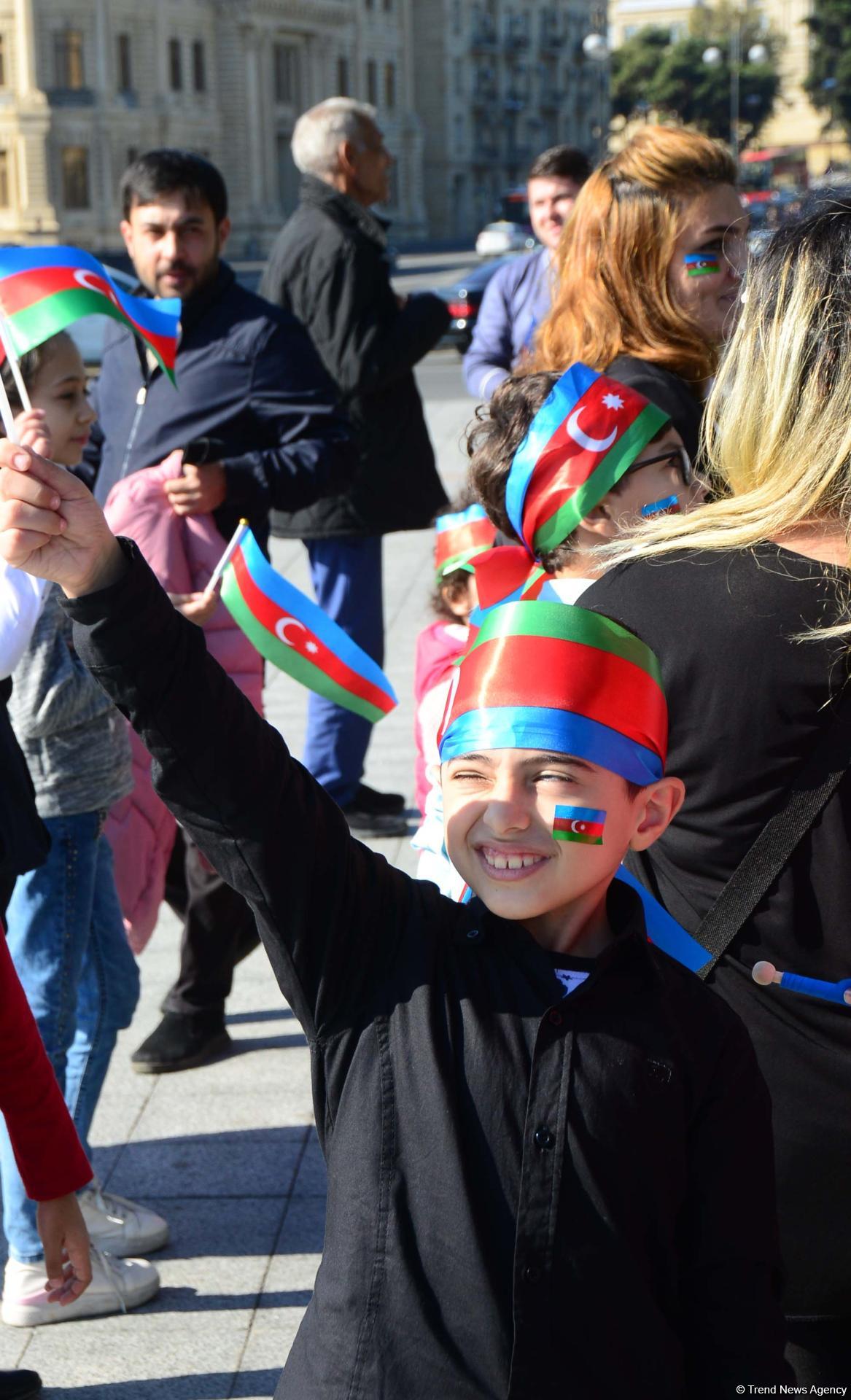 На Бакинском бульваре состоялось праздничное мероприятие по случаю Дня Государственного флага (Фоторепортаж)