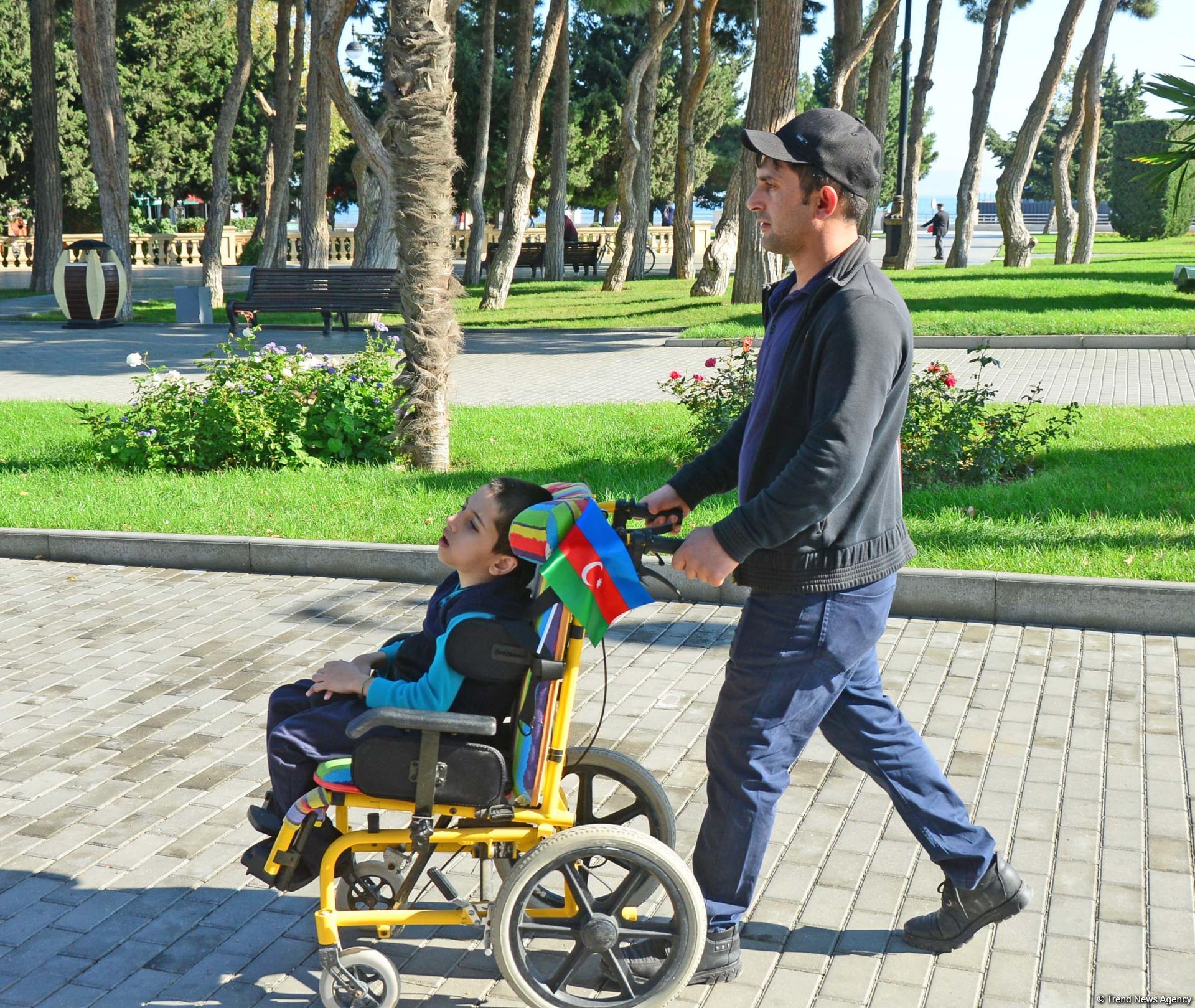 На Бакинском бульваре состоялось праздничное мероприятие по случаю Дня Государственного флага (Фоторепортаж)