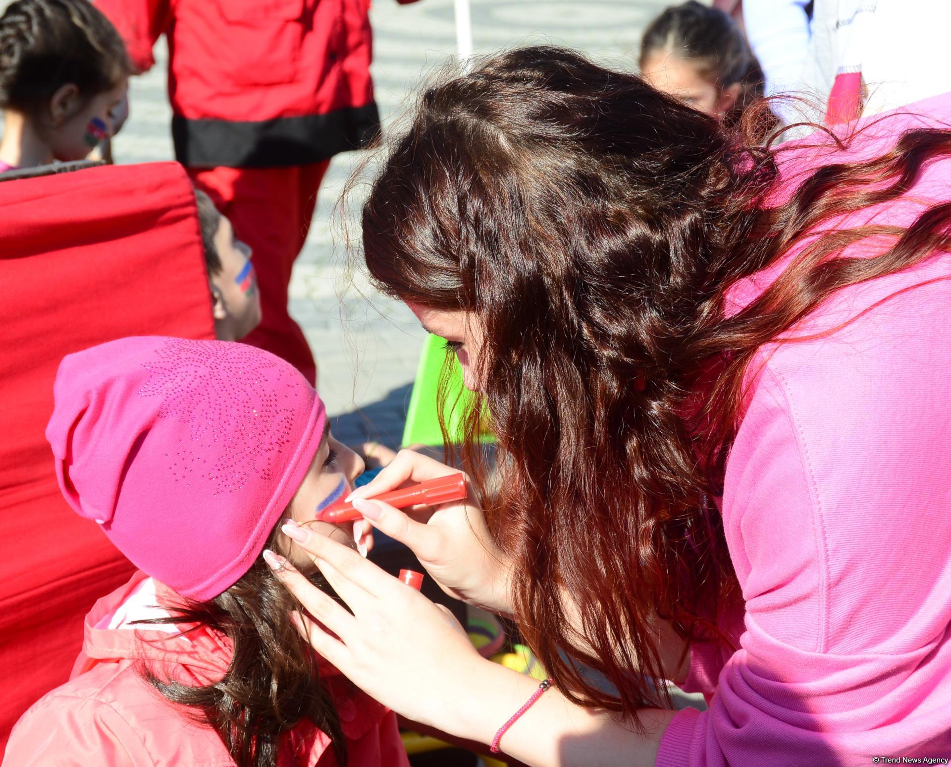 На Бакинском бульваре состоялось праздничное мероприятие по случаю Дня Государственного флага (Фоторепортаж)