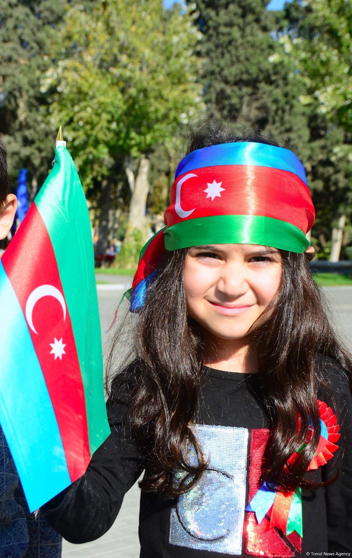 На Бакинском бульваре состоялось праздничное мероприятие по случаю Дня Государственного флага (Фоторепортаж)