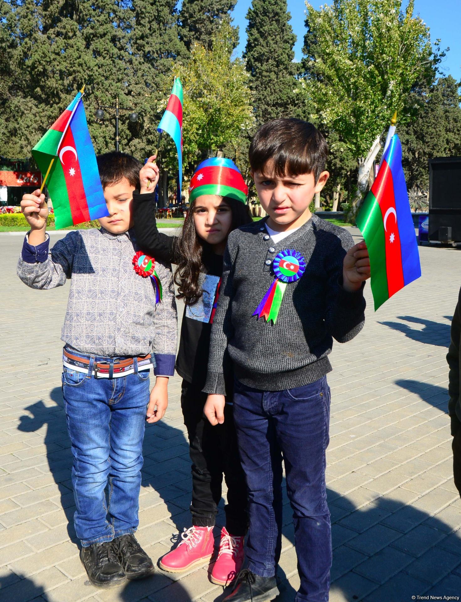 На Бакинском бульваре состоялось праздничное мероприятие по случаю Дня Государственного флага (Фоторепортаж)