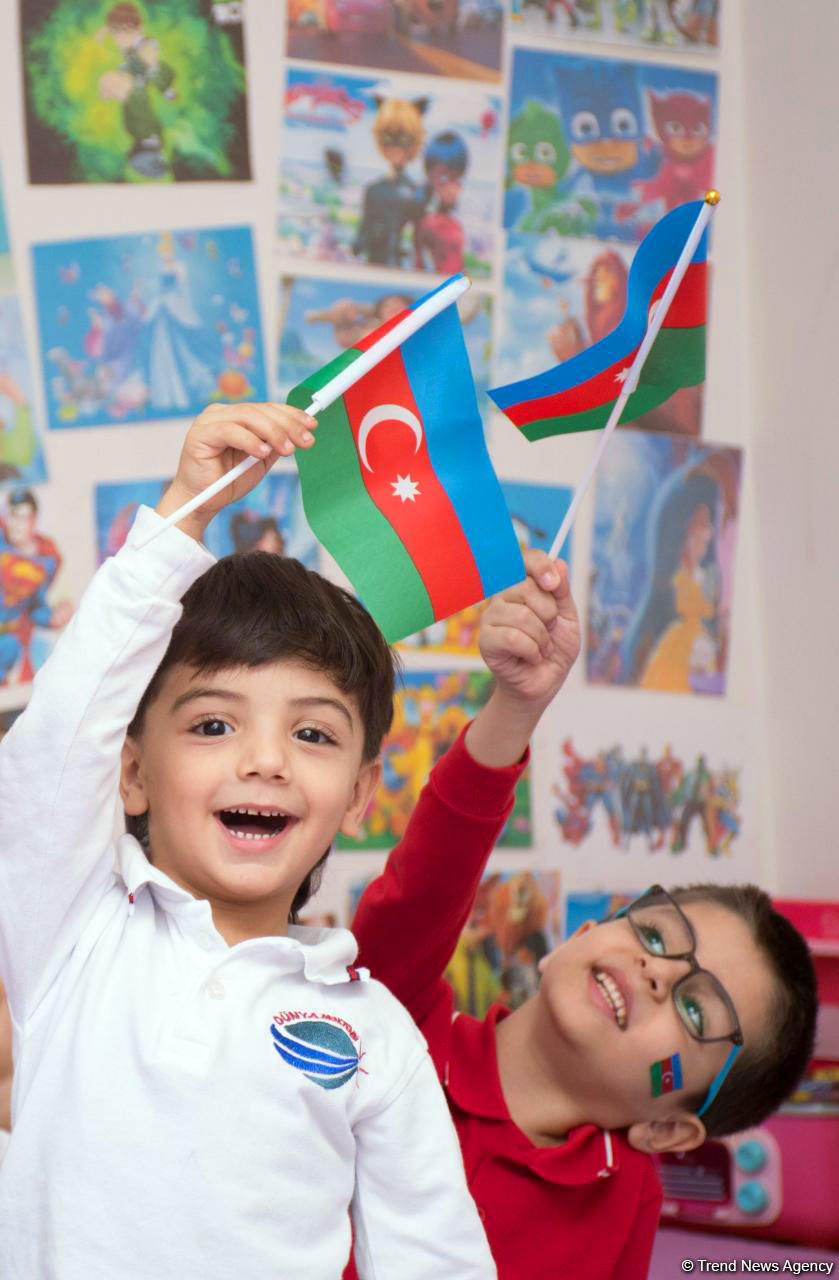 Самые маленькие дети показали свою любовь к флагу Азербайджана (ФОТО)