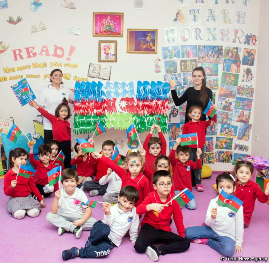 Самые маленькие дети показали свою любовь к флагу Азербайджана (ФОТО)