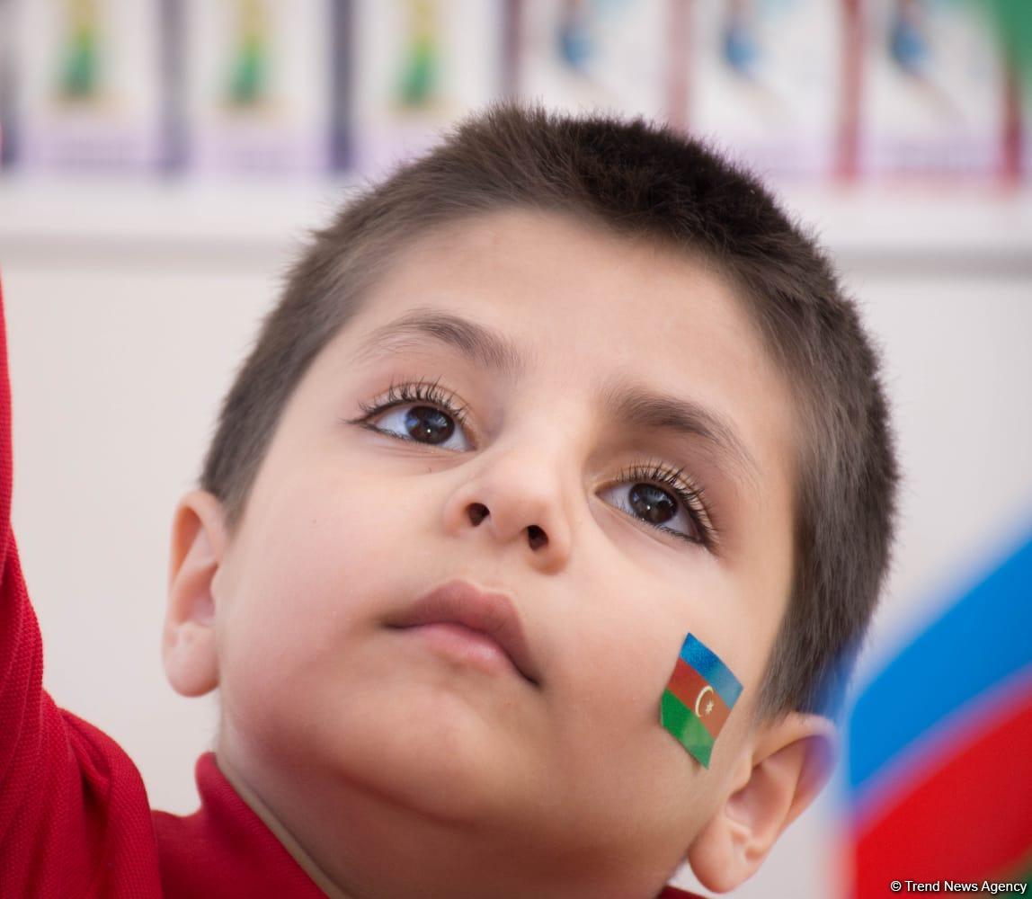 Самые маленькие дети показали свою любовь к флагу Азербайджана (ФОТО)