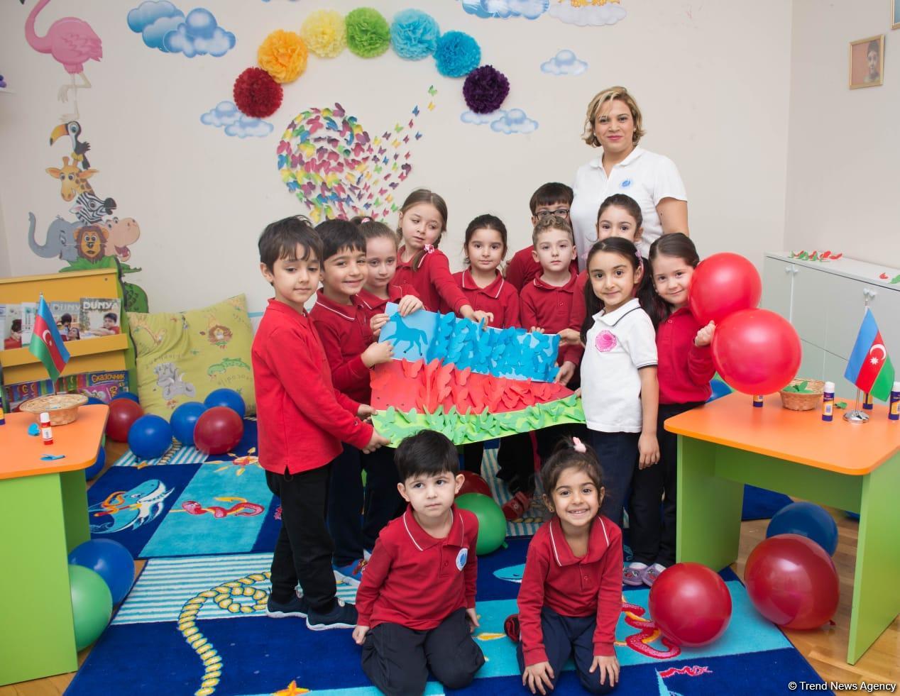 Самые маленькие дети показали свою любовь к флагу Азербайджана (ФОТО)